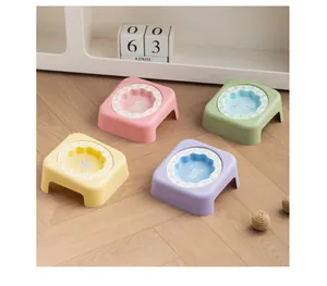 Vue détaillée de bols pour animaux festonnés colorés avec supports surélevés pastel
