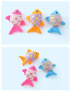 Set aus drei bunten Plüsch-Fisch-Katzenspielzeugen mit schillernden Schuppen und Minze