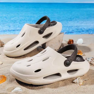 Leichte Herren Strand-Clogs mit dicker Sohle in Beige, atmungsaktiv mit braunem Fersenriemen