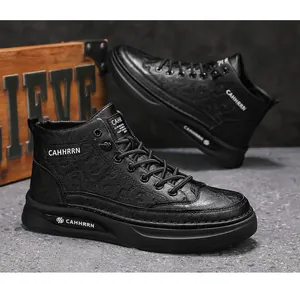 Dettaglio delle sneakers mid-top in pelle nera con motivo a rilievo e logo sulla parte laterale