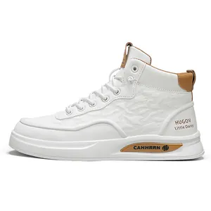 Sneakers casual bianche mid-top da uomo con esclusivi motivi laterali in rilievo