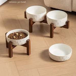 Detalle del patrón de huellas en relieve en un cuenco de cerámica con soporte madera.
