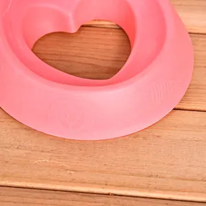 Dettaglio della ciotola per animali rosa a forma di cuore inclinata