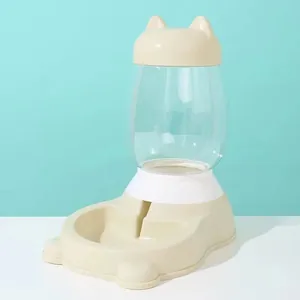 Gros plan d'un abreuvoir pour animaux de 2,5 L avec un couvercle oreilles de chat