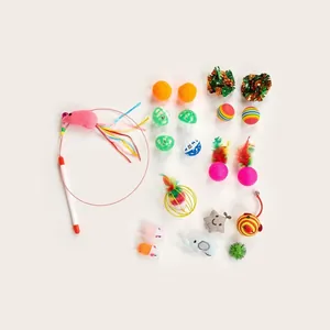 Dettaglio di un set completo di giochi per gatti con bacchette e palline colorate