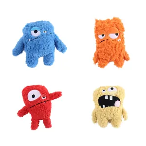 Set di quattro giocattoli colorati per cani mostro in peluche con grandi occhi e pelo