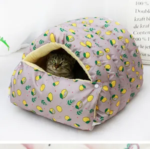 Vista detallada de la cama para gatos de tela Oxford con patrón de limón y gato dentro