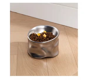 Primer plano de un cuenco plateado para mascotas con una textura arrugada única