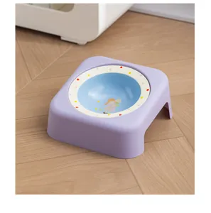 Vista dettagliata della ciotola in ceramica con supporto viola inclinato per cani