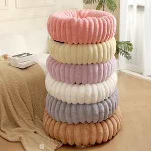 Pile de paniers ronds pour animaux en peluche colorés dans divers coloris doux