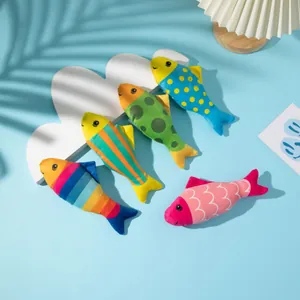 Vista dettagliata di cinque giocattoli di peluche colorati a forma di pesce per gatti