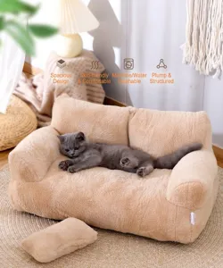 Vista dettagliata della morbida texture in peluche beige e cuscino abbinato per divano animali