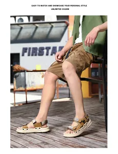 Dettaglio di sandali da uomo in pelle per outdoor su pedana in legno