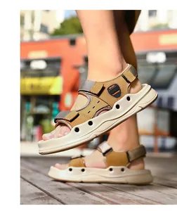 Dettaglio dei sandali outdoor da uomo in pelle color cammello con suola spessa e velcro