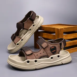 Sandali outdoor da uomo in pelle marrone con suole beige spesse e chiusure a strappo regolabili.