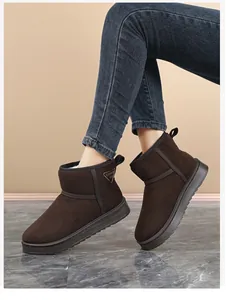 Detailansicht der braunen Winterstiefel mit dicker Sohle und weichem Plüschfutter