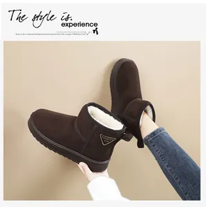 Detailansicht der schokobraunen Wintersneaker mit flauschigem weißem Kunstfellfutter