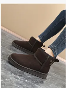 Seitenansicht brauner Wildleder-Winterstiefel mit dicker rutschfester Sohle am Modell.