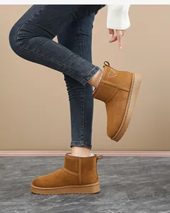 Detailansicht warmer brauner Wildleder-Schneestiefel mit dicker rutschfester Sohle.