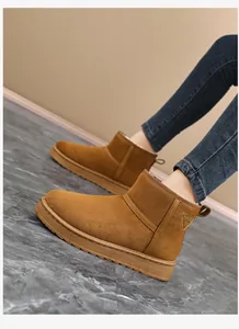 Nahaufnahme brauner Wintersneaker mit dicker Sohle und rutschfestem Profil auf Marmorboden