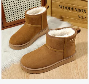Detailansicht brauner Wildleder-Schneestiefel mit dicker Sohle und Kunstfellfutter