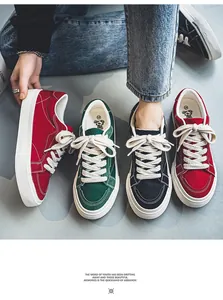 Gedetailleerde weergave van vintage canvas sneakers in rood groen en zwart witte zool