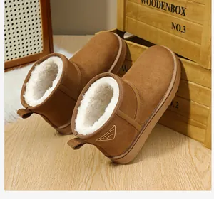 Detail warmer brauner Schneestiefel mit dickem weißem Kunstfellfutter und rutschfester Sohle