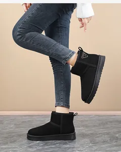 Detailansicht von schwarzen Winterstiefeln mit dicker Sohle an einem Modell für Wärme.