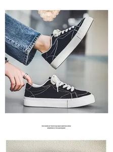 Detail van vintage zwarte lage canvas sneakers met zeer opvallende witte stiksels