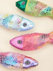 Dettaglio di giocattoli per gatti a forma di pesce colorati e luccicanti con squame