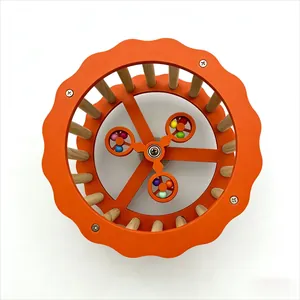 Nahaufnahme eines bunten Laufrads aus Holz für Papageien und Hamster zum Spielen.