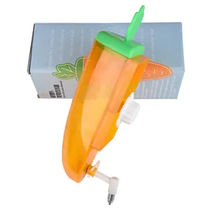 Wortelvormige drinkfles voor konijnen, hamsters en cavia's getoond op een doos.