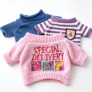 Primo piano di tre maglioni colorati in maglia per gatti con ricami per il calore invernale