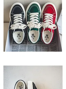 Bovenaanzicht detail van retro canvas sneakers in de kleuren zwart, groen en rood