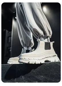 Dettaglio degli stivaletti Chelsea da uomo bianco panna con design a calzino elastico.