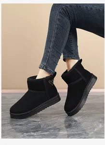 Schwarze Damen-Schneestiefel aus Wildlederimitat mit dicker Sohle und warmem Futter.