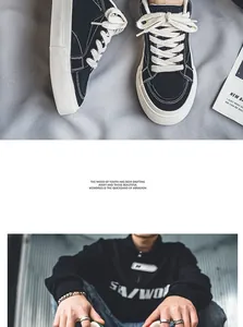 Detailweergave van retro zwarte canvas sneakers met brede witte veters en dikke zolen