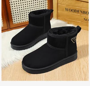 Detailansicht dicker schwarzer Wintersneaker mit warmem Kunstfellfutter