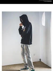 Volledige lichaamsfoto van model met retro groene canvas skateschoenen en jeans.