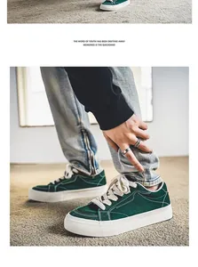 Close-up van groene lage canvas sneakers met witte platformzolen gedragen door een model