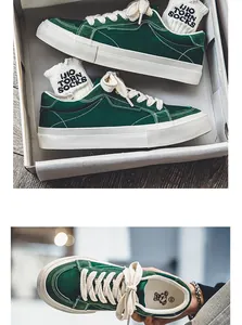 Detailweergave van vintage groene canvas sneakers met dikke witte rubberen zolen en veters