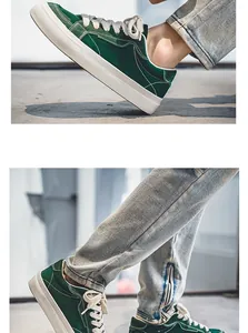 Gedetailleerd aanzicht van vintage donkergroene canvas sneakers met witte zool