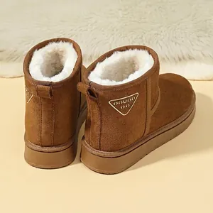 Braune Winterstiefel aus Wildleder mit dickem Kunstfellfutter und Plateau-Gummisohle