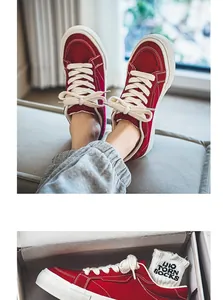 Detail van vintage rode canvas sneakers met de verpakking en het gedragen resultaat