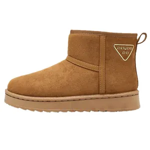 Klassische braune Winterstiefel aus Wildleder mit dicker, rutschfester Sohle und Dekor