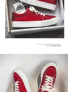 Gedetailleerd overzicht van vintage rode canvas sneakers met witte rubberen zolen.