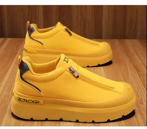 Vista detallada de zapatillas de plataforma de cuero de microfibra amarillo con cremallera