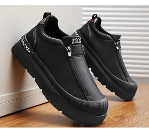 Primer plano detallado de zapatillas plataforma negras hombre con diseño cremallera frontal