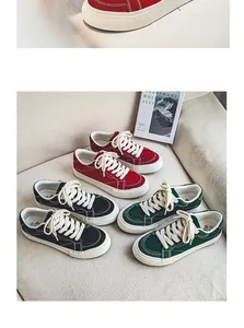 Bovenaanzicht van meerdere kleuren retro canvas sneakers op een neutrale bank.