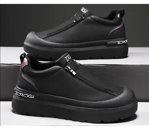 Primer plano de zapatillas de skate para hombre de cuero de microfibra negro con cremallera